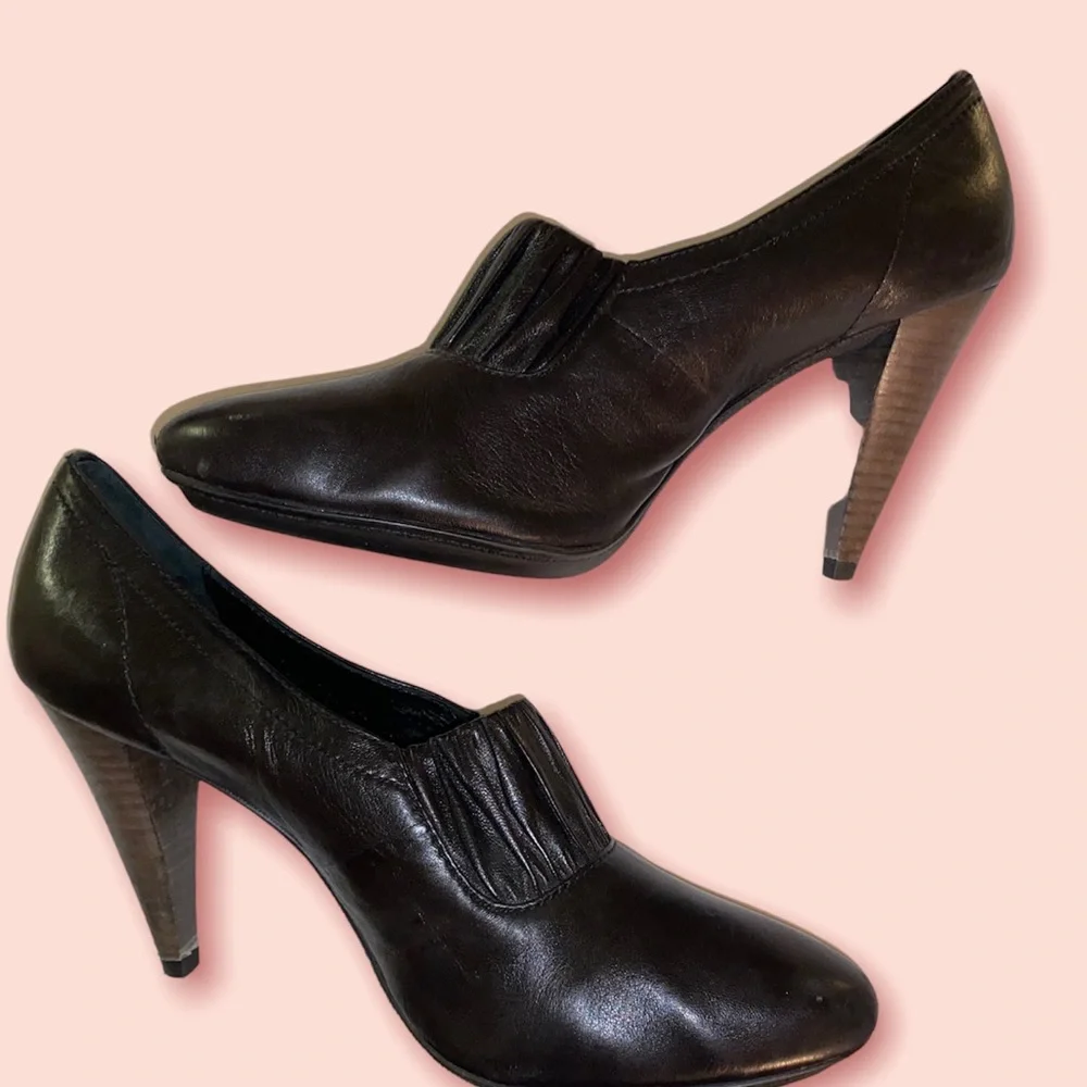 Coach Adra black leather heels, like new! Size 9 - Picture 5 of 8